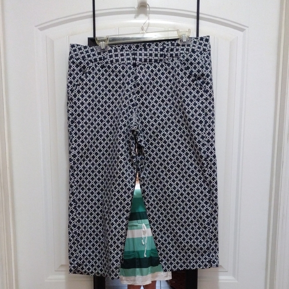 Lee Natural Fit Women's Navy and White Patterned Capris, Size 12.  Made In Egypt - Picture 1 of 5